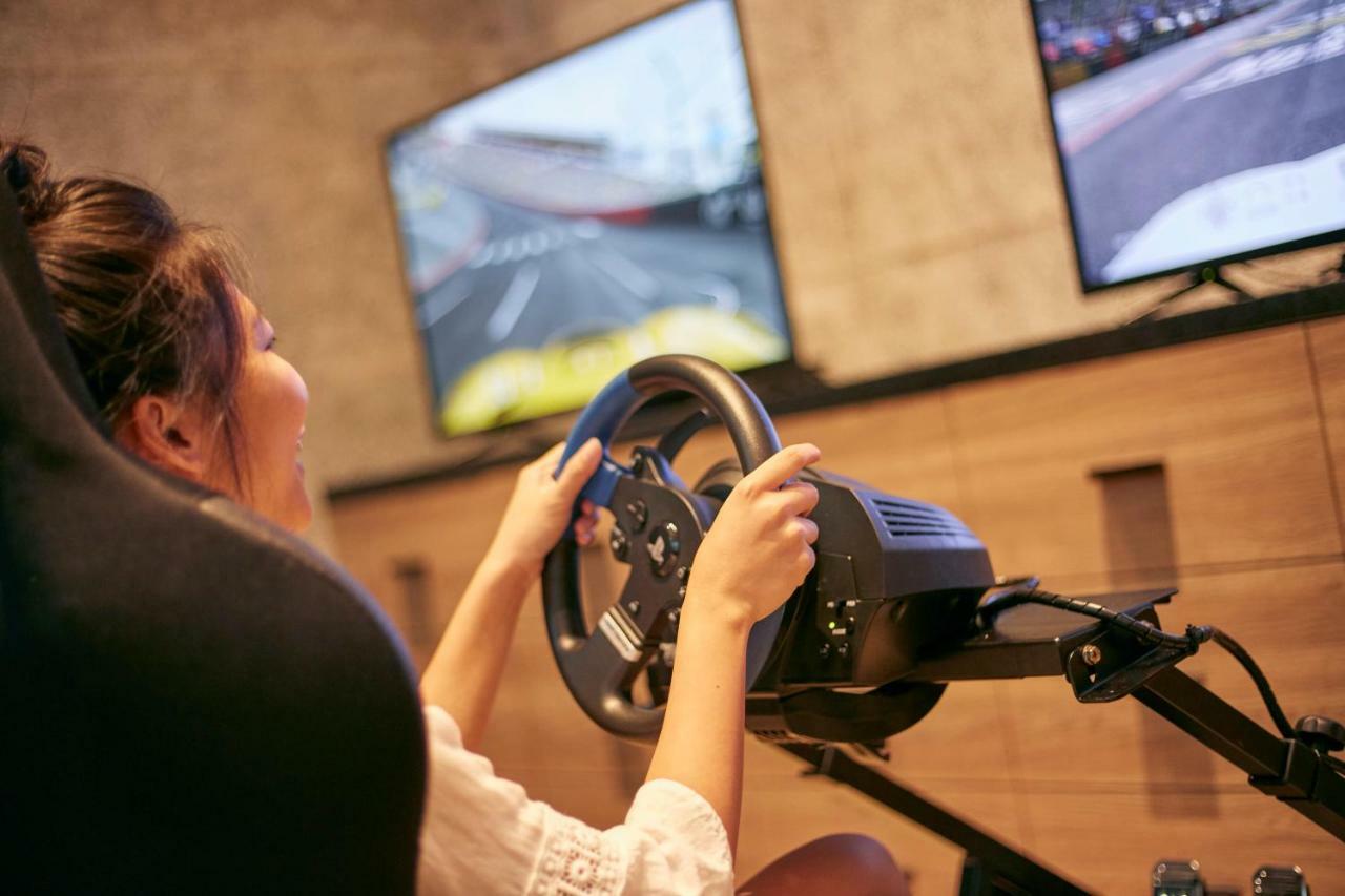 Mu Jiaoxi Hotel Εξωτερικό φωτογραφία A woman playing a racing video game